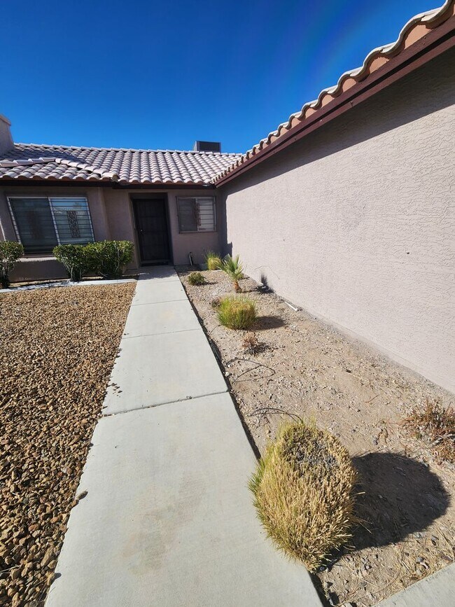 Building Photo - A Stunning 3 Bedroom, 2 Bathroom Single St...