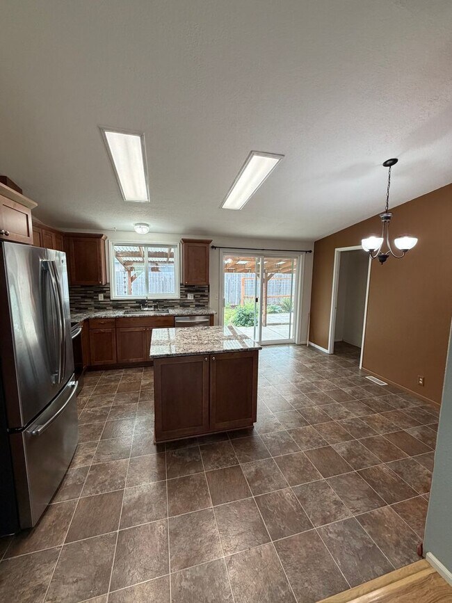 Foto del edificio - Spacious 3 Bed 2 Bath Springfield Home With Bonus Room and Extra Storage
