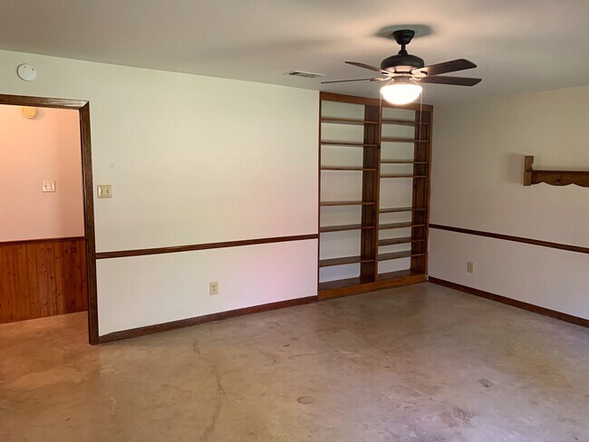Building Photo - 907 Laura Ln