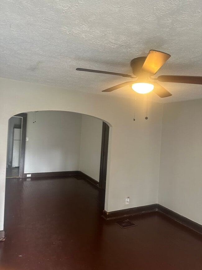 Building Photo - 924 N Bradley Ave