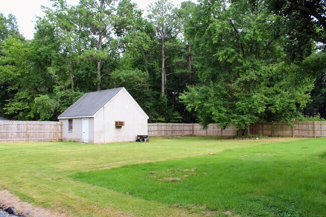 Building Photo - 3001 Lakewood Rd