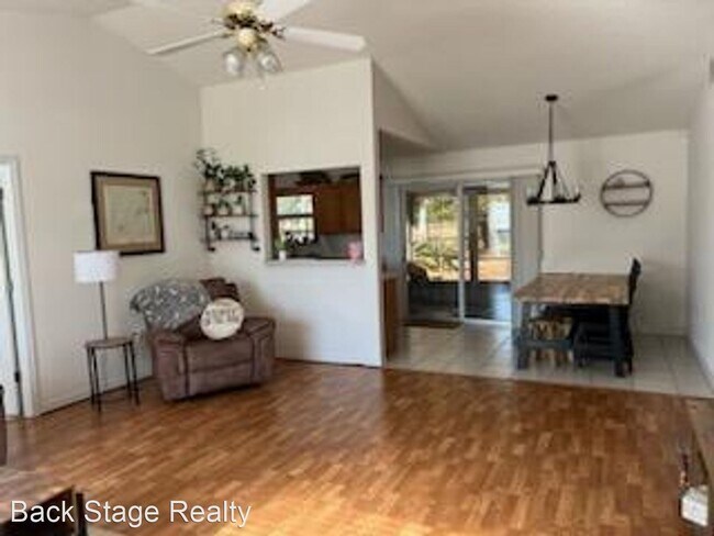 Foto del edificio - 3 br, 2 bath House - 390 Brackin St