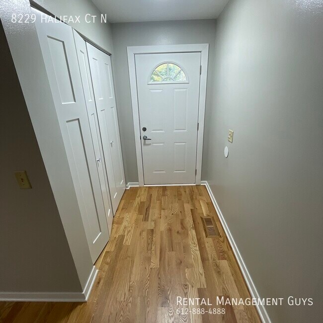 Foto del edificio - Awesome 5 Bedroom Available Immediately! A...