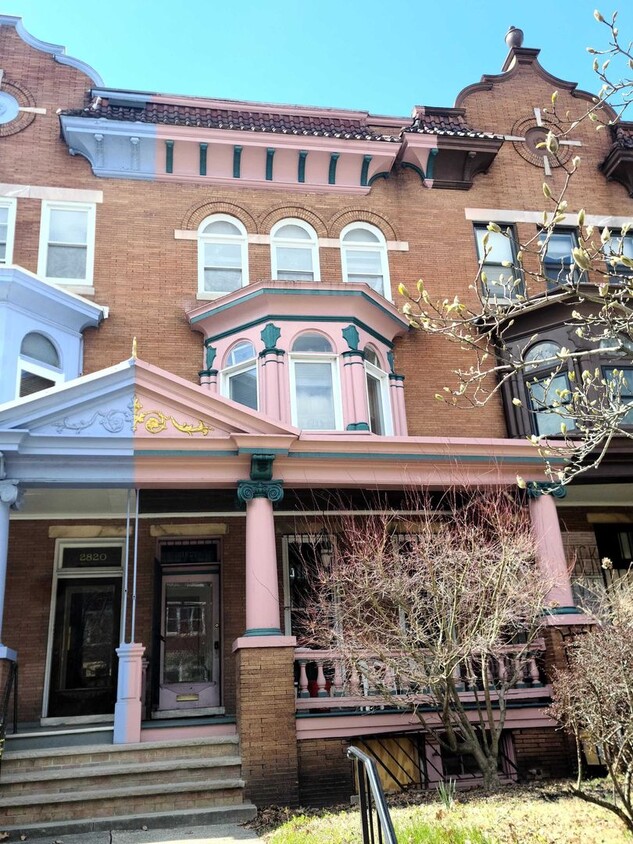 Primary Photo - Five Bedroom Townhome with Jacuzzi For Rent!