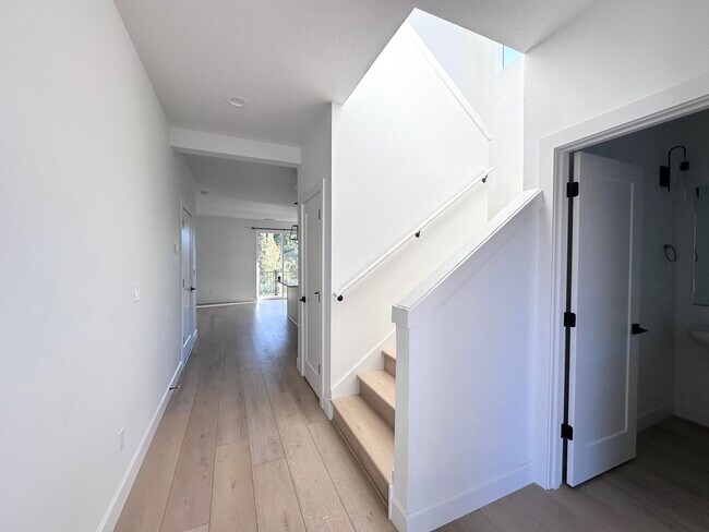 Foto del edificio - Modern Townhome Near Sandy High — Style, C...