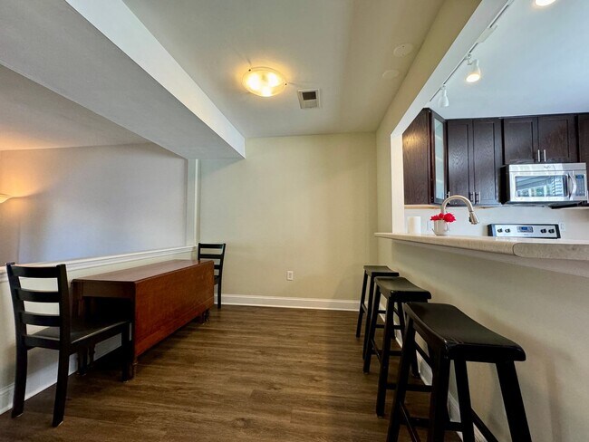 Foto del edificio - Comfortable Townhome in a Haymarket Square Community