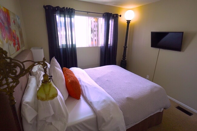 Building Photo - 741 Center Pl