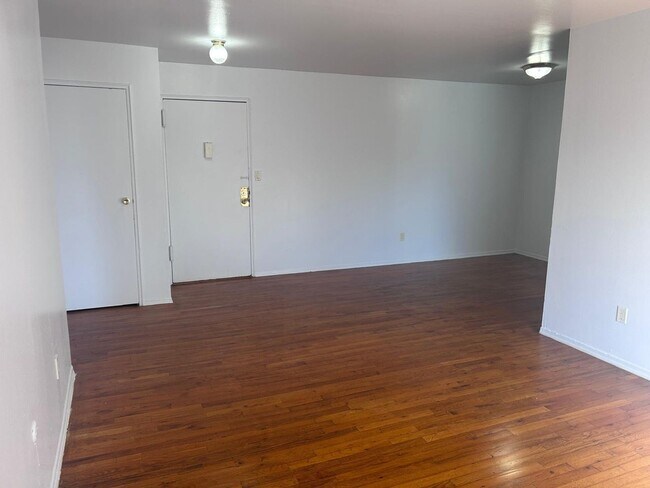 Building Photo - Kingsley Apartments