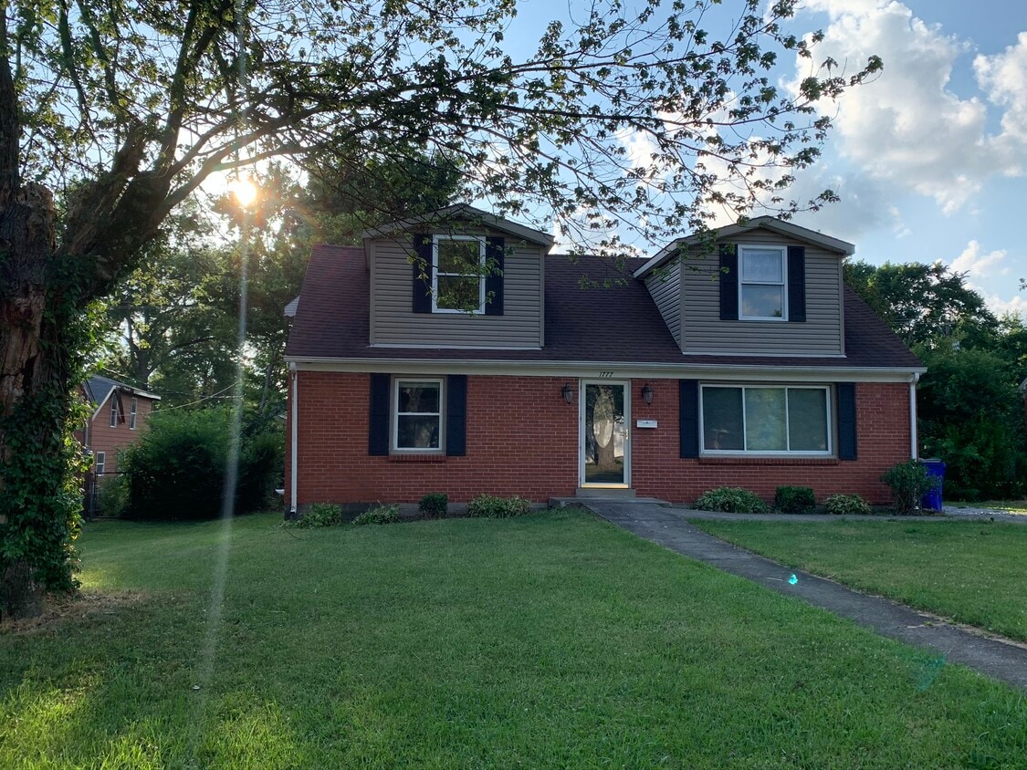 4 bedroom 2 bath Beautiful Gardenside - 1777 Gettysburg Rd