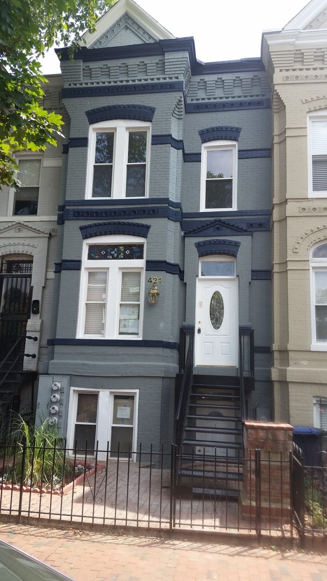 Building Photo - 421 M St NE