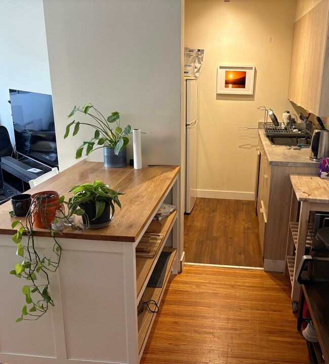 Building Photo - Macdonald Manor - 1BR 1BA