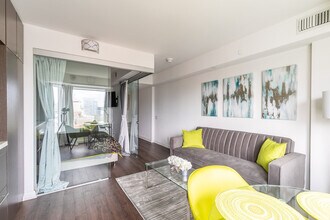 Building Photo - 155 Yorkville Ave