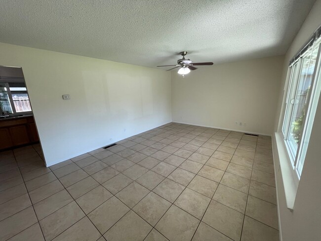 Building Photo - Single story conveniently located near freeway and shopping!