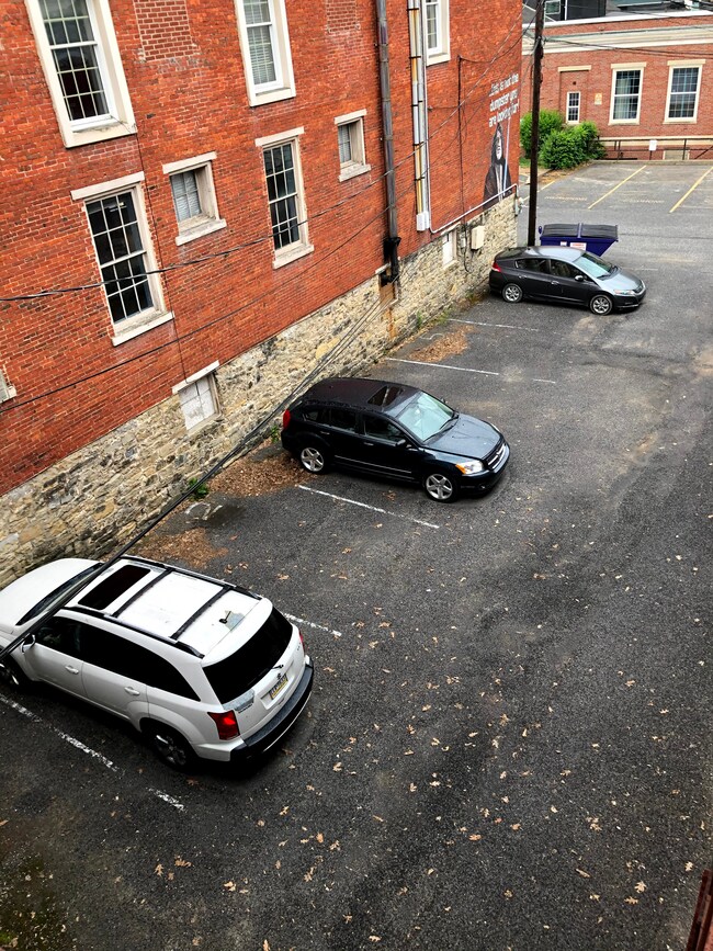 Estacionamiento trasero - 360 Chestnut St