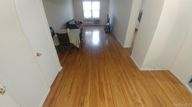 Foto del edificio - 66-15 Thornton Pl