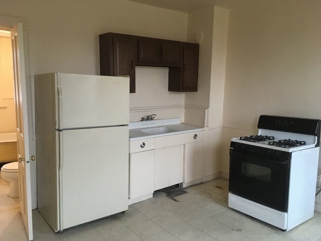 Building Photo - 2741 N 6th Street - 3 Bedroom Upper