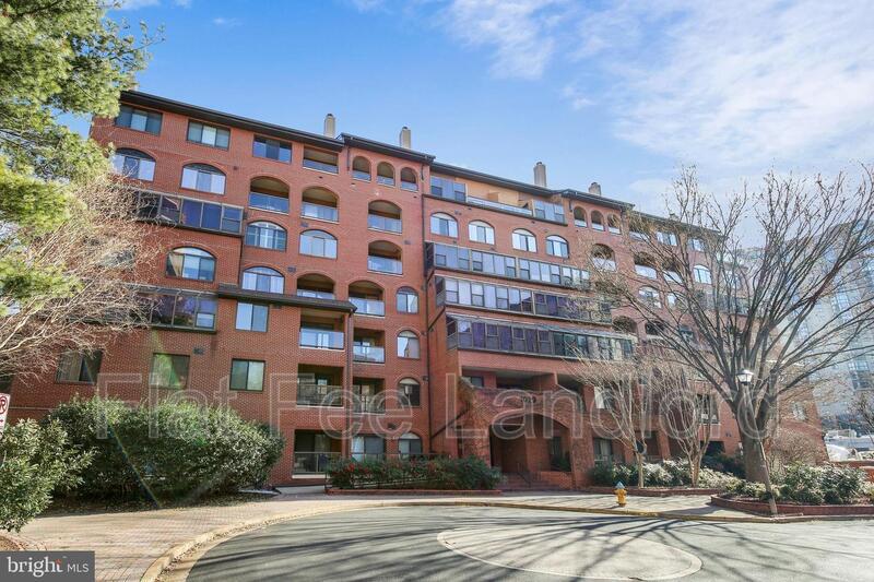 Foto principal - 1029 N Stuart St