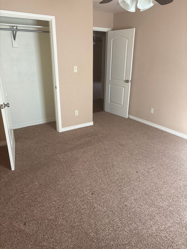 Foto del edificio - Step into comfort and modern convenience with this charming 3-bedroom, 2-bathroom home in Sherman...