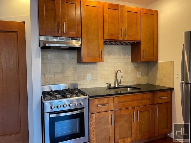 Building Photo - Gorgeous stabilized 1 bedroom with private balancony and in unit washer/dryer