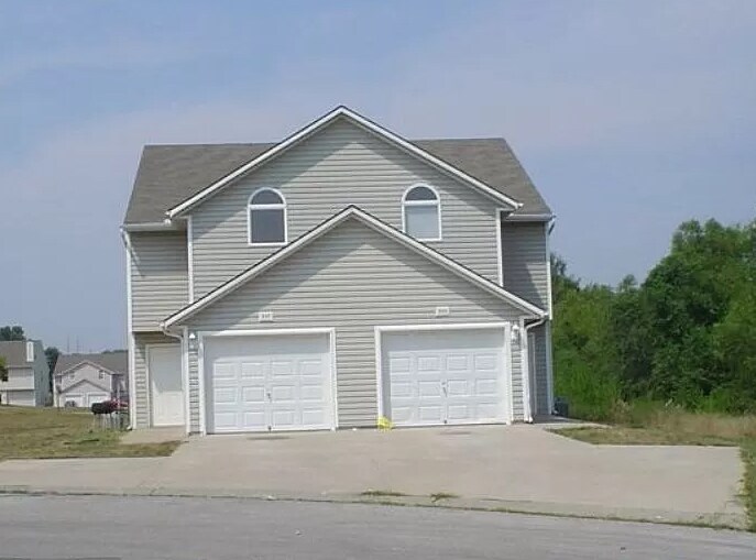 105 SW South Ave, Blue Springs, MO 64014 Townhouse for Rent in Blue Springs, MO