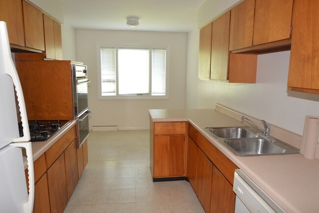Building Photo - 560 Ivy Ct