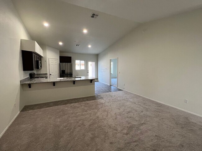 Foto del edificio - 3 BEDROOM TOWNHOME!