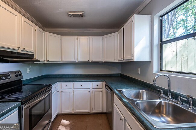 Foto del edificio - 568 Stokeswood Ave SE