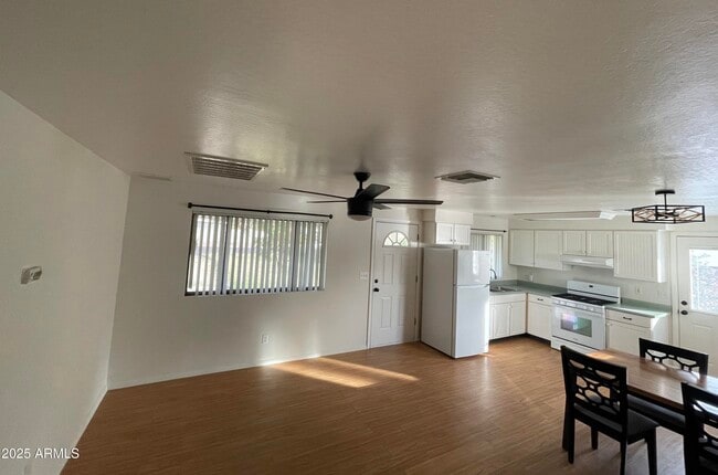 Foto del edificio - 5650 N 10th St