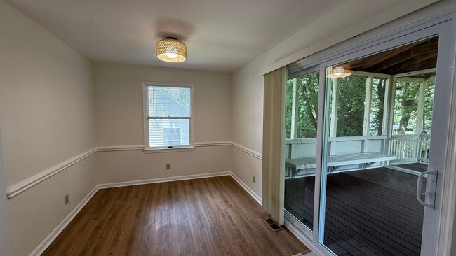 Building Photo - Newly Refreshed Rambler in Convenient Loca...