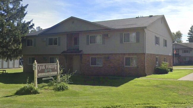 Entrance & front building - Oak Forest Apartments