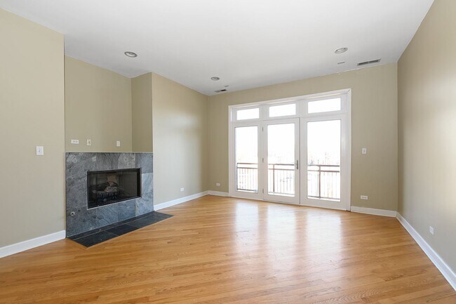 Building Photo - Bronzeville Unit Available Now!