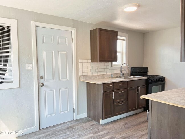 Foto del edificio - 1125 E Devonshire Ave