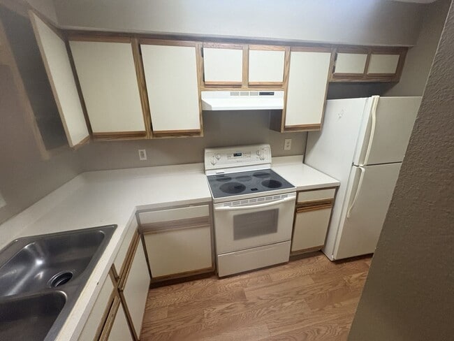 Building Photo - Large 2 bedroom 2 bath Condo