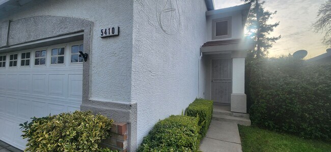 Foto del edificio - 3 Bedroom 2.5 bsthroom home in Gated Elk Grove Communtiy