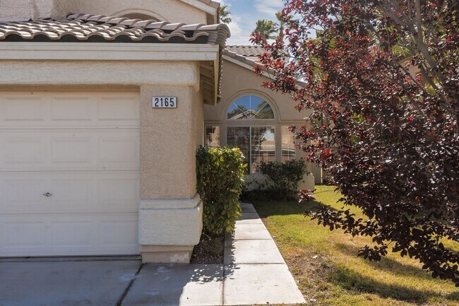 Foto del edificio - Good sized Summerlin home with large backyard