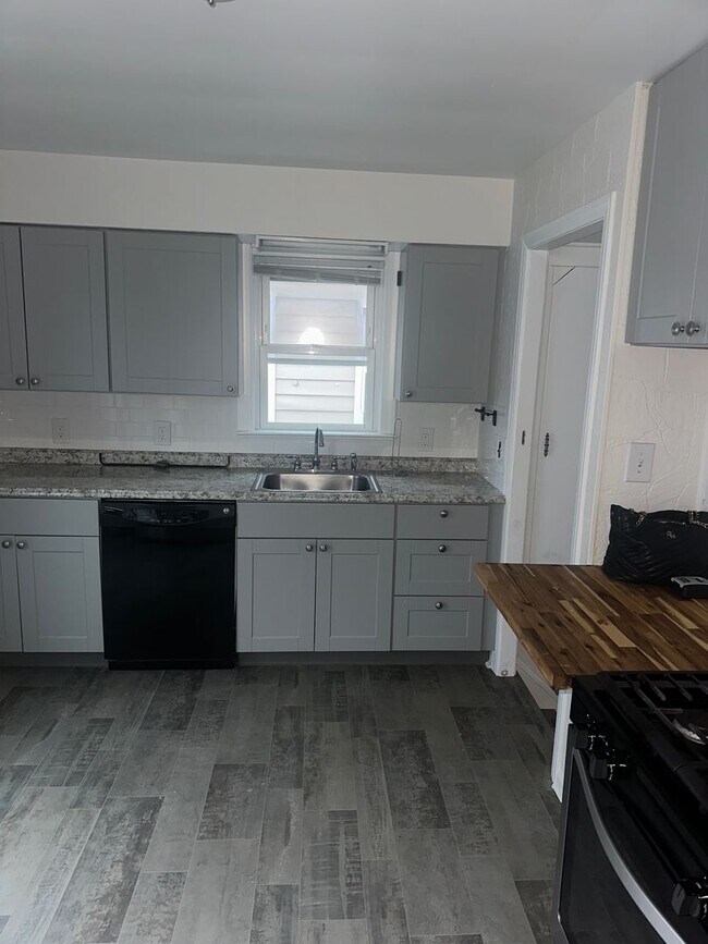 Foto del edificio - Beautiful spacious cape code move in ready!