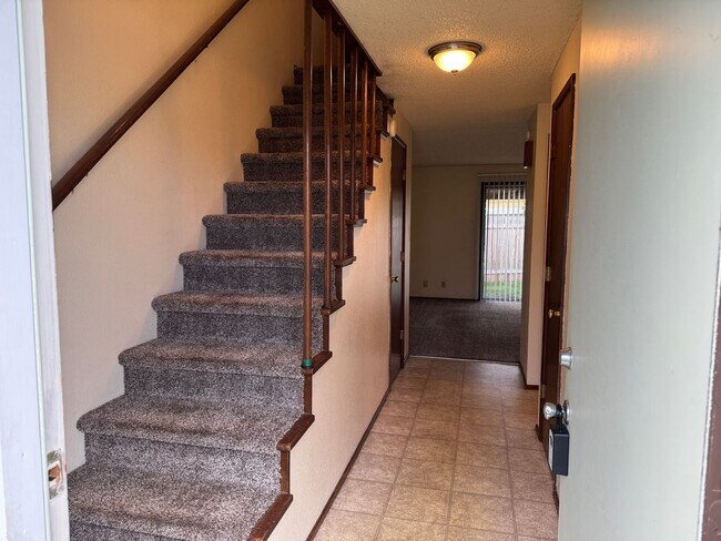 Foto del edificio - Updated 2 bedroom 1 1/2 bath duplex in Springfield!