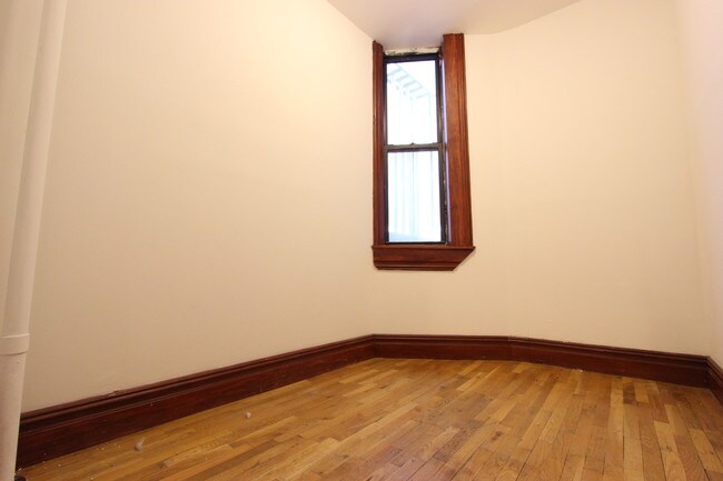 Building Photo - 336 E 5th St