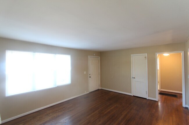 Building Photo - 3 Bedroom, 1 Bath! New on the Market!!  Co...