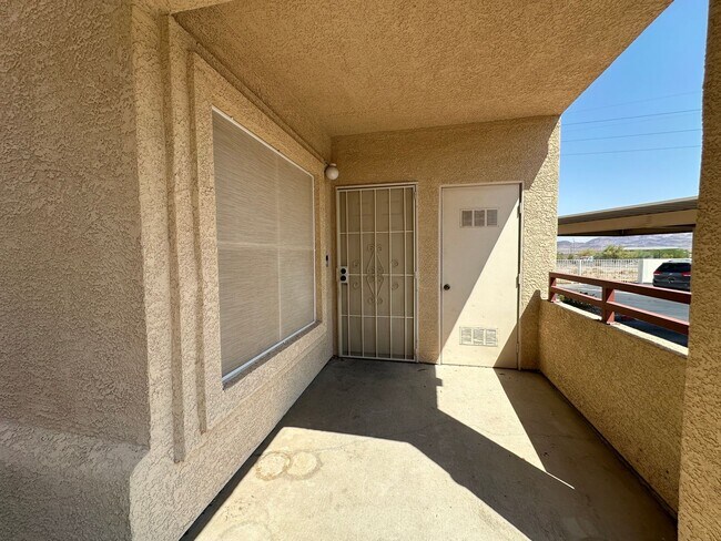Building Photo - Two Bed Two Bath Condo!