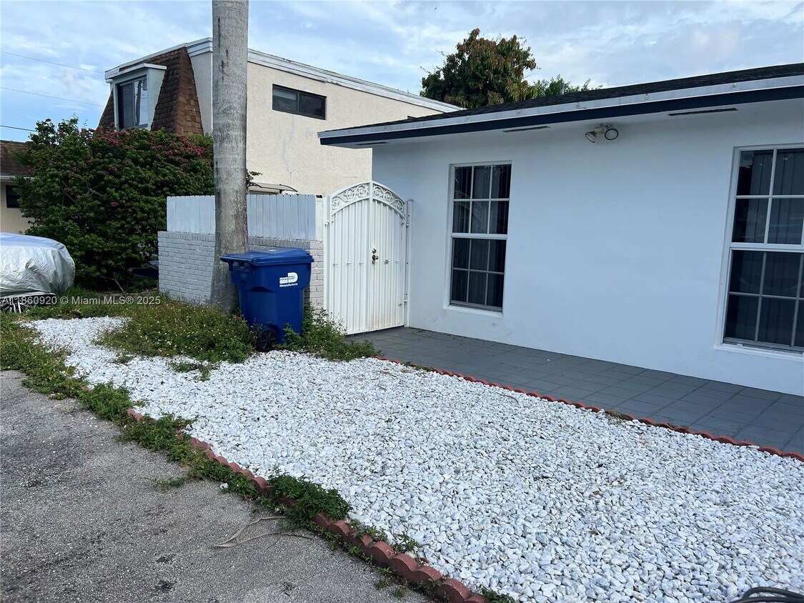 Foto principal - 382 NE 113th St