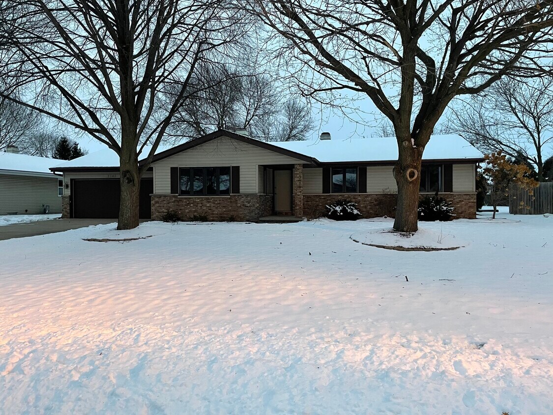 Front Yard - 3042 W Roselawn Dr