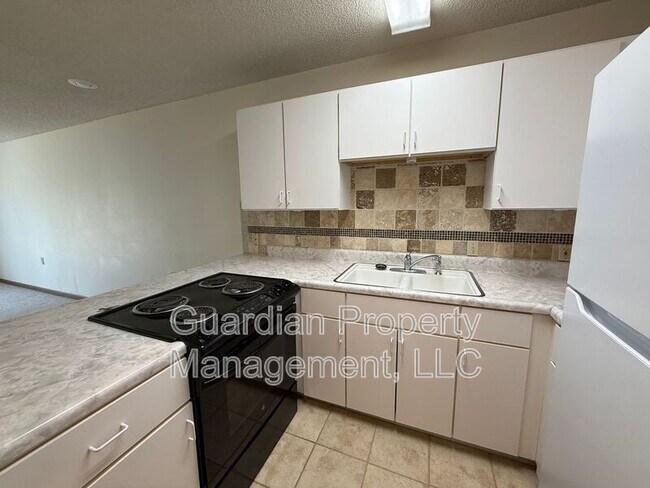 Foto del edificio - 1645 N Country Club Rd