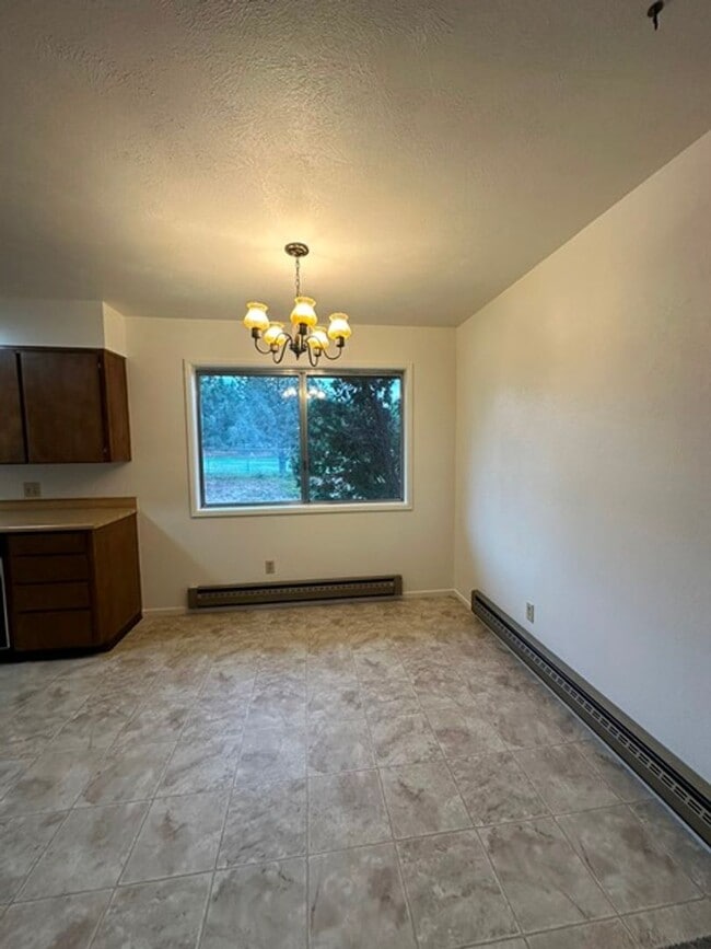 Building Photo - Upstairs 2 bedroom in a 4-Plex