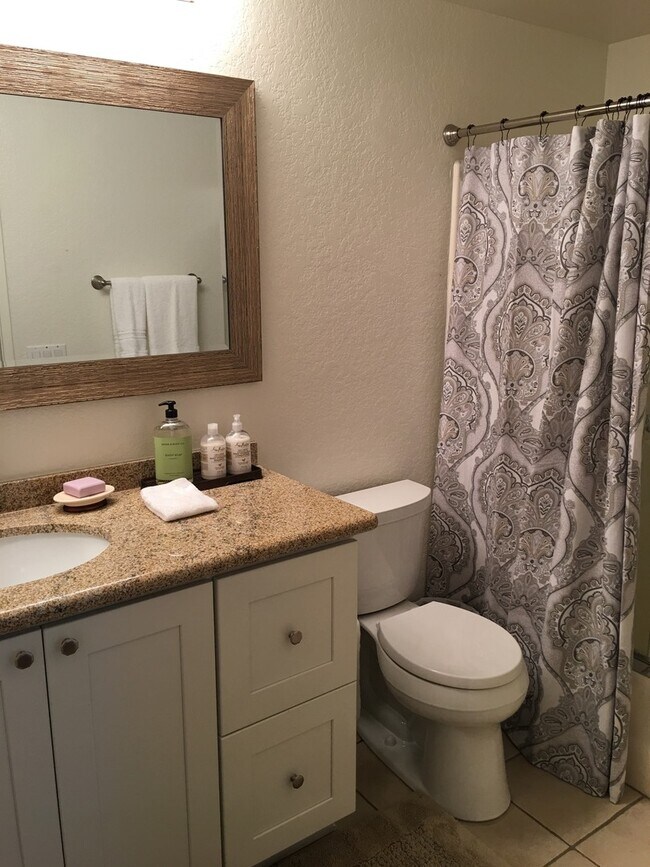 Building Photo - Gorgeous fully furnished 3 bedroom, 2 bath...