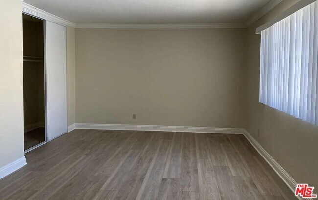 Building Photo - 567 S Wilton Pl