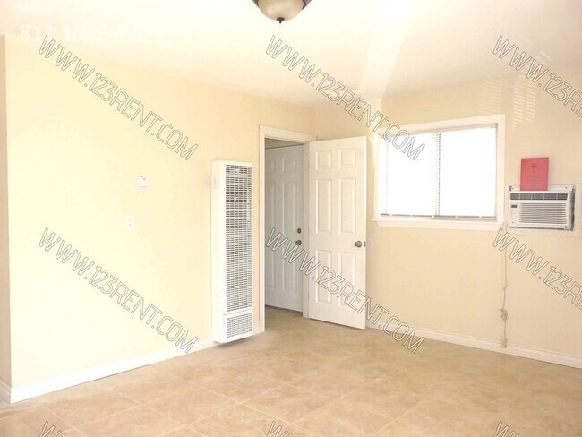 Foto del edificio - 817 1/4 E Ave Q-7-