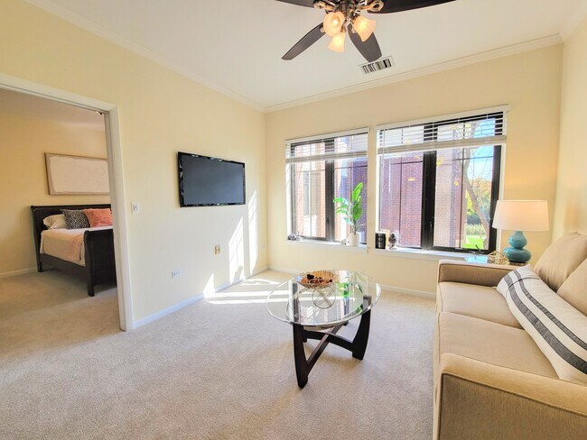 Building Photo - 1075 E Victory Dr