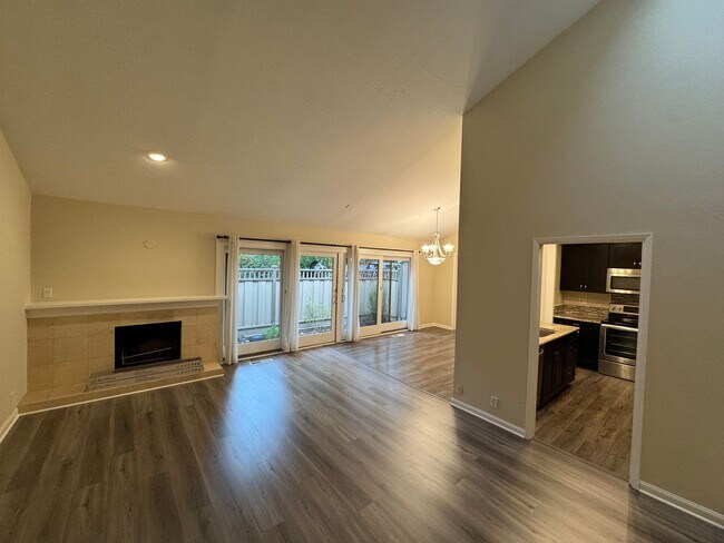 Building Photo - Beautiful 2 bedroom, 2 bath single level townhome in desirable Alamo Square w/ 2 car garage!