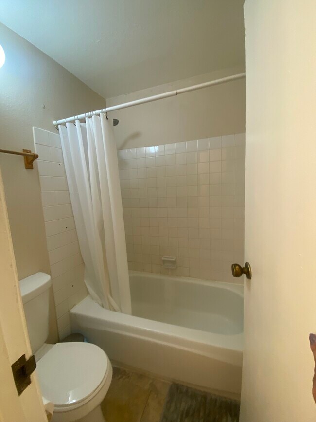 Building Photo - 501 Golden Cir